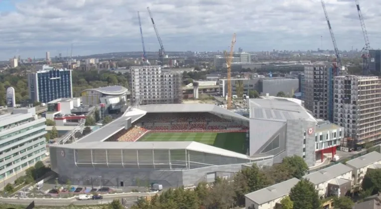 Sân Gtech Community Stadium nhìn từ bên ngoài