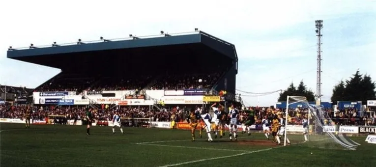 Sân Memorial Stadium năm 2001