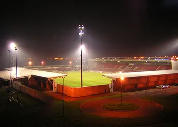 Sân Sixfields Stadium nhìn từ bên ngoài, toàn cảnh khu vực xung quanh