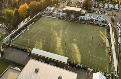 Sân vận động Arbour Park nhìn từ trên cao, ngôi nhà của Slough Town FC