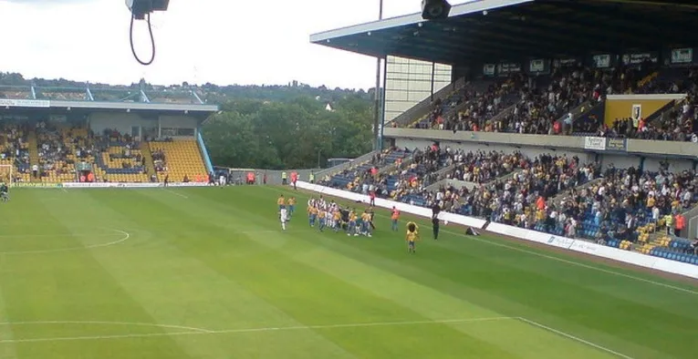 Sân Vận Động Field Mill sôi động trong ngày diễn ra trận đấu của Mansfield Town