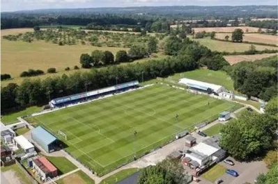 Sân vận động Longmead nhìn từ trên cao, biểu tượng của câu lạc bộ Tonbridge Angels