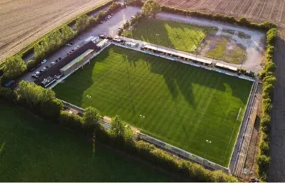 Sân vận động New Windmill Ground của câu lạc bộ Leamington FC nhìn từ trên cao.