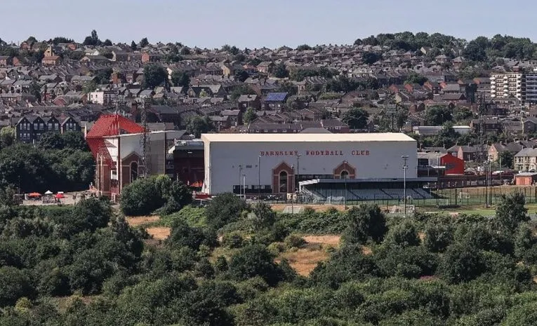 Sân vận động Oakwell nhìn từ xa, nổi bật giữa cảnh quan thành phố Barnsley, biểu tượng của bóng đá địa phương