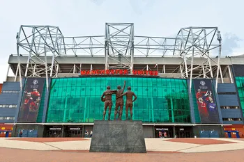 Sân vận động Old Trafford từ trên cao với kiến trúc cổ kính và bề thế
