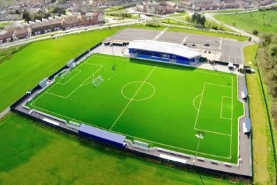 Sân vận động Parkside tại Aveley, ngôi nhà của câu lạc bộ Aveley FC, nhìn từ trên cao.