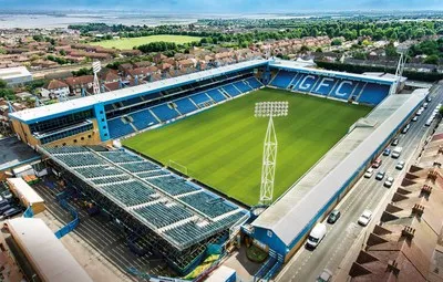 Sân vận động Priestfield nhìn từ trên cao, toàn cảnh kiến trúc cổ kính và khuôn viên xanh mát