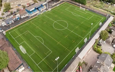 Sân vận động Silverlands của Buxton FC nhìn từ trên cao, một biểu tượng của bóng đá Anh cấp độ thấp