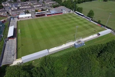 Sân vận động St James Park của Brackley Town FC, biểu tượng của bóng đá Anh hạng thấp.