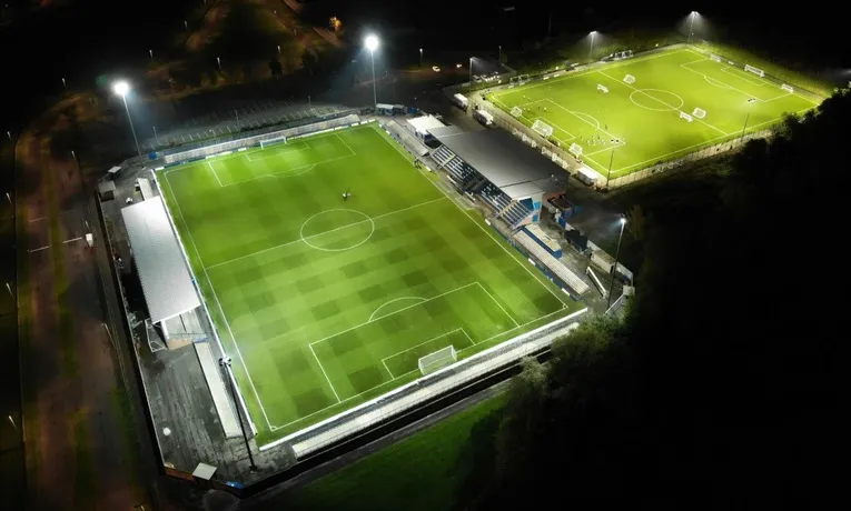 Sân vận động Tameside của Curzon Ashton về đêm dưới ánh đèn