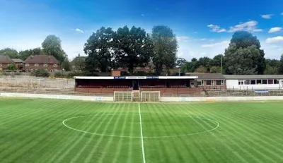 Sân vận động The Meadow của Chesham United nhìn từ xa