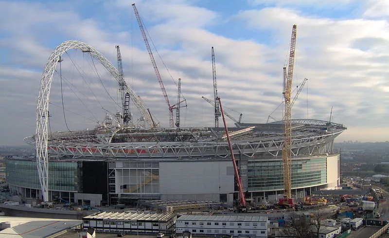 Sân vận động Wembley đang trong giai đoạn xây dựng, cho thấy quy mô dự án khổng lồ