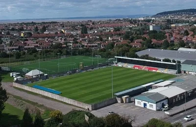 Sân vận động Woodspring nhìn từ trên cao, biểu tượng của Weston-super-Mare AFC
