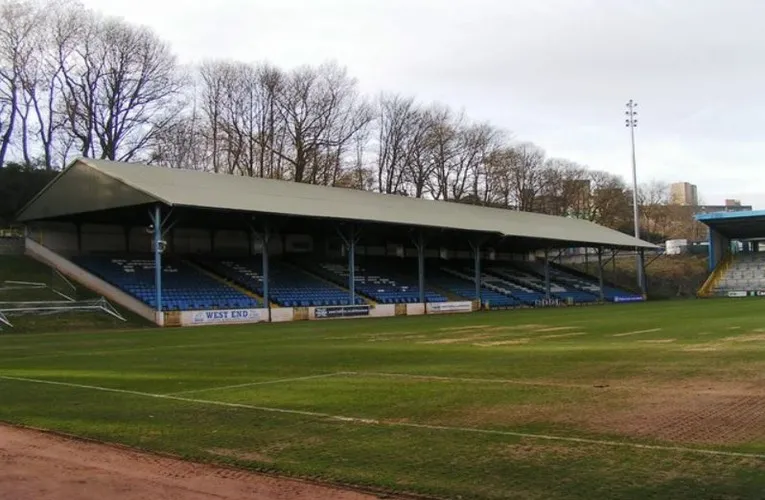 Skircoat West Stand, phần lâu đời nhất của sân The Shay, nay đã được chuyển đổi thành khán đài toàn ghế ngồi