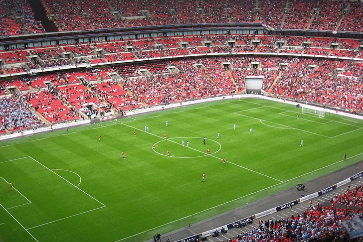 Tầm nhìn từ khán đài cao của Wembley, bao quát toàn bộ sân cỏ và không gian rộng lớn