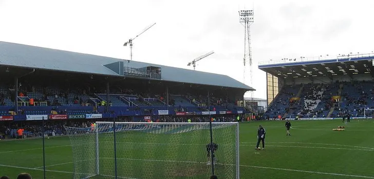 Tầm nhìn từ khán đài Fratton Park, bao quát sân đấu và không khí trận bóng