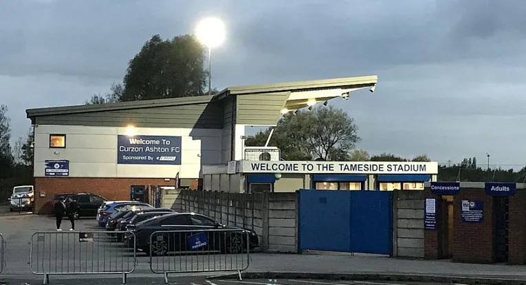 Toàn cảnh bên ngoài sân vận động Tameside, Curzon Ashton FC