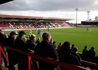 Toàn cảnh đám đông cổ động viên trên khán đài sân Aggborough, mái nhà lịch sử của Kidderminster Harriers