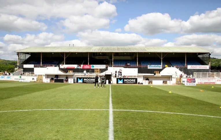 Toàn cảnh khán đài chính Grandstand tại sân Twerton Park, Bath.