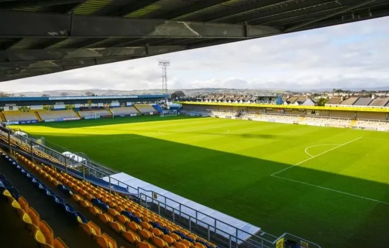 Toàn cảnh khán đài và sân Plainmoor của Torquay United từ góc nhìn khán giả.