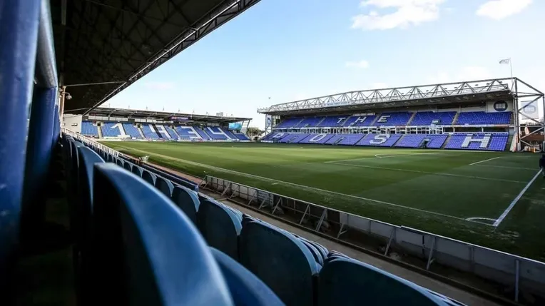 Toàn cảnh mặt sân cỏ tươi tốt của Weston Homes Stadium, sẵn sàng cho các trận đấu của Peterborough United