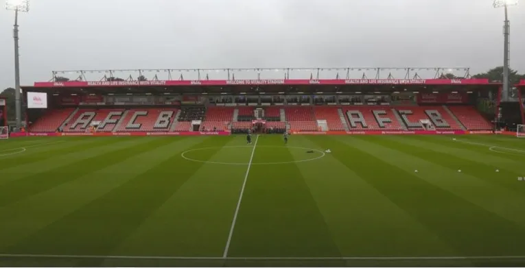 Toàn cảnh một khán đài chính tại sân vận động Vitality Stadium, với hàng ghế đỏ nổi bật.