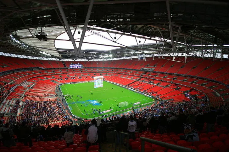 Toàn cảnh nội thất Sân vận động Wembley với mái vòm khép kín, sẵn sàng cho trận đấu đỉnh cao