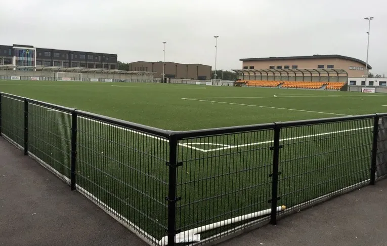 Toàn cảnh sân Arbour Park từ khán đài, nhìn ra mặt cỏ 3G đạt chuẩn FIFA