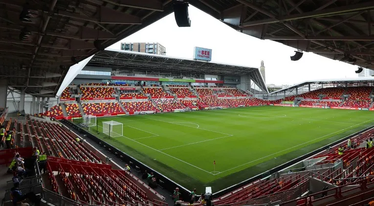 Toàn cảnh sân đấu Gtech Community Stadium nhìn từ khán đài
