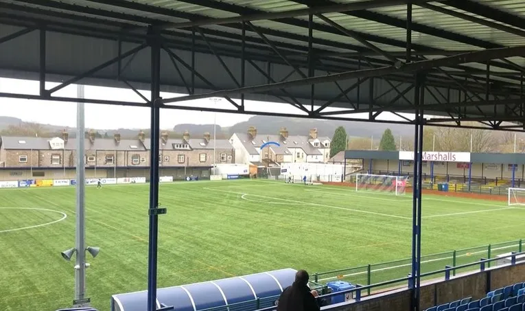 Toàn cảnh sân Silverlands nhìn từ khán đài chính, cho thấy bố cục sân vận động Buxton FC