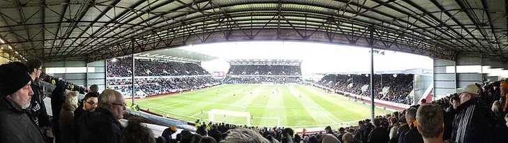 Toàn cảnh sân Turf Moor nhìn từ khán đài