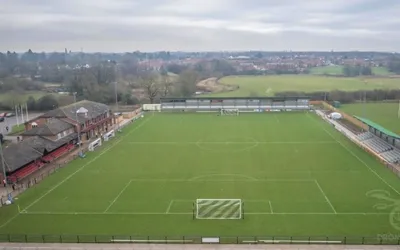 Toàn cảnh sân vận động Blackwell Meadows từ trên cao, mái nhà của Darlington FC.