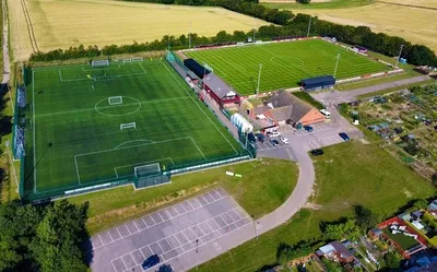 Toàn cảnh sân vận động Bloomfields của Needham Market FC, một điểm nhấn quan trọng trong hệ thống bóng đá Anh cấp địa phương.