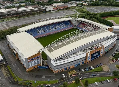 Toàn cảnh sân vận động Brick Community từ trên cao, sân nhà của Wigan Athletic