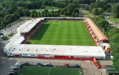 Toàn cảnh sân vận động Broadfield từ trên cao, sân nhà của Crawley Town FC trong hệ thống bóng đá Anh.