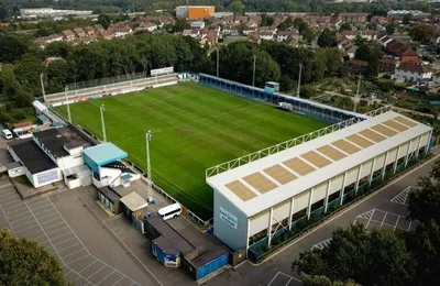 Toàn cảnh sân vận động Cherrywood Road, sân nhà của Farnborough FC, biểu tượng của bóng đá bán chuyên Anh