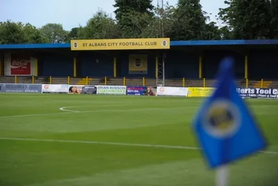 Toàn cảnh sân vận động Clarence Park, sân nhà của St Albans City FC với không gian xanh mát