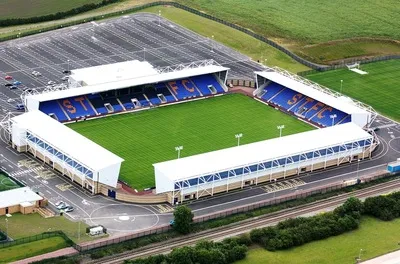 Toàn cảnh sân vận động Croud Meadow (New Meadow) nhìn từ trên cao, biểu tượng của Shrewsbury Town FC