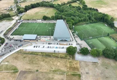 Toàn cảnh sân vận động Hayes Lane nhìn từ trên cao, sân nhà của Bromley FC
