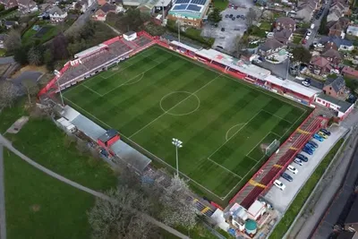 Toàn cảnh sân vận động Impact Arena nhìn từ trên cao, sân nhà của Alfreton Town FC