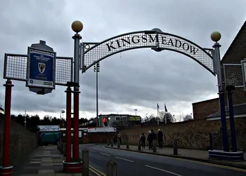 Toàn cảnh sân vận động Kingsmeadow, sân nhà lịch sử của AFC Wimbledon và hiện tại là sân của Chelsea Women, với kiến trúc hiện đại nhìn từ trên cao.
