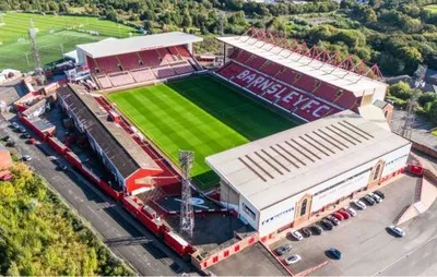 Toàn cảnh sân vận động Oakwell từ trên cao, thể hiện rõ cấu trúc và các khán đài của sân nhà CLB Barnsley