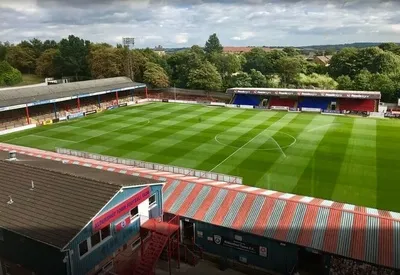 Toàn cảnh sân vận động Recreation Ground, sân nhà của Aldershot Town FC.