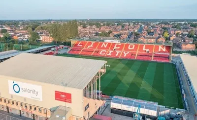 Toàn cảnh sân vận động Sincil Bank nhìn từ trên cao, nổi bật kiến trúc đặc trưng và vị trí trong lòng thành phố Lincoln, biểu tượng của Lincoln City FC.