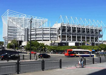 Sân John Smith’s: Lịch Sử, Kiến Trúc và Trải Nghiệm Bóng Đá Độc Đáo của Huddersfield Town
