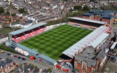 Toàn cảnh sân vận động St. James Park Exeter nhìn từ trên cao, sân nhà của Exeter City FC