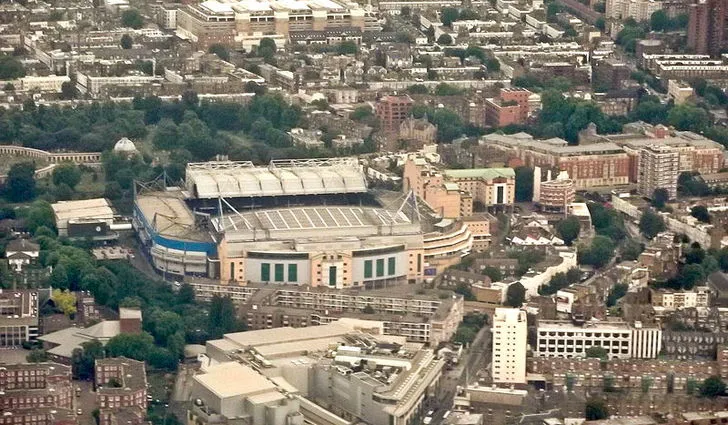 Toàn cảnh sân vận động Stamford Bridge nhìn từ trên cao, cho thấy quy mô và vị trí trong khu dân cư London