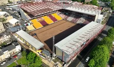 Toàn cảnh sân vận động Valley Parade từ trên cao, sân nhà của Bradford City FC