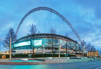 Toàn cảnh Sân vận động Wembley mới với cổng vòm biểu tượng dưới ánh hoàng hôn