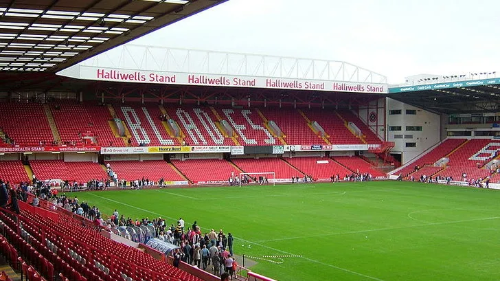 Tổng quan các khán đài và bố cục sân Bramall Lane từ góc nhìn của người hâm mộ